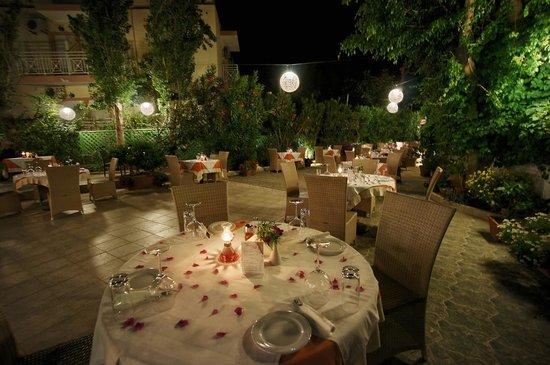 Flamingos Bar & Restaurant