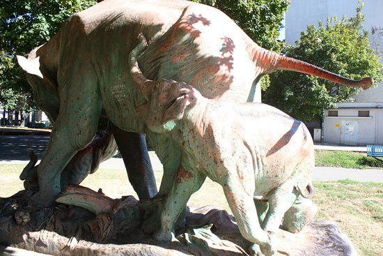 Statue Eléphant Attaqué par un Tigre