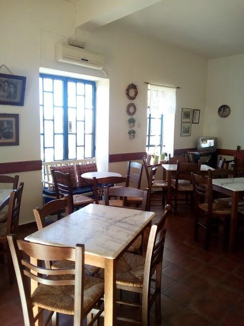 To kafeneio ths Kaiths