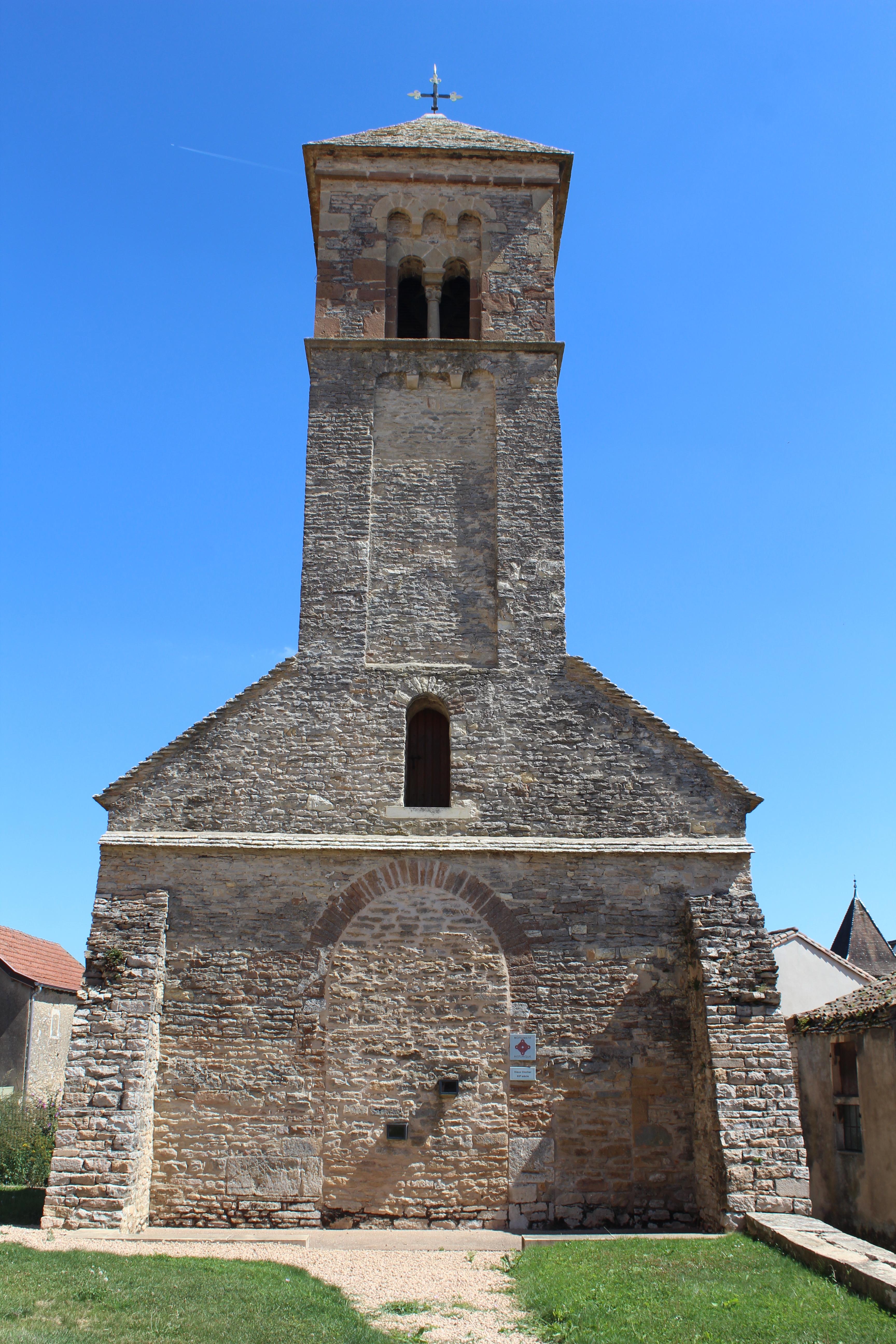 vieux clocher roman de Saint-Martin-Belle-Roche