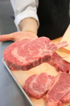 La Queue de Cheval Steakhouse and Raw Bar