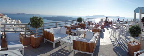 V Lounge Cafe & Cocktail Bar