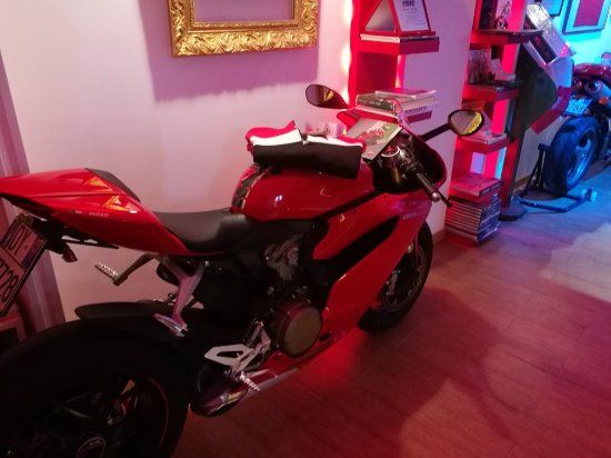 Scuderia storica Ducati "bande rosse"